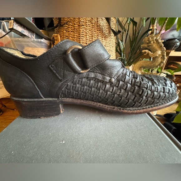 JOHN FLUEVOG - Picture 8 of 14